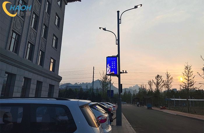 LED灯杆屏在主干道的应用:促进公路经济发展的新引擎