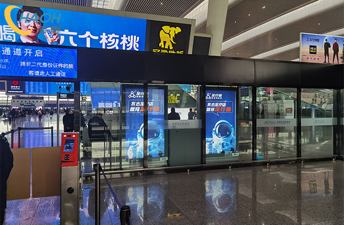 杭州东站检票通道入口室内LED广告机应用案例：精准触达出行人群，激活广告传