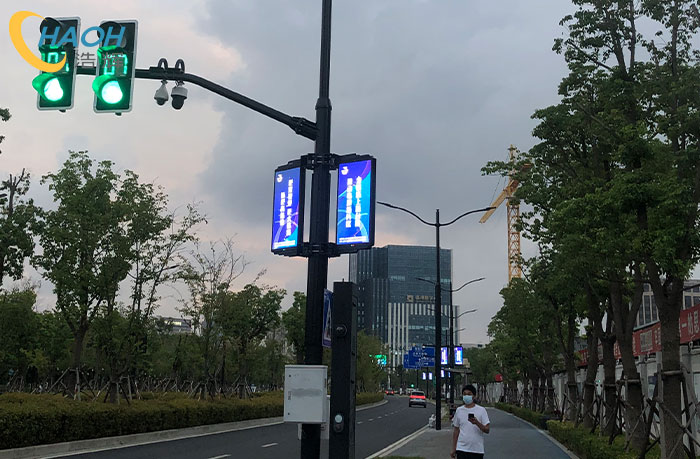 上海申港大道：定制款灯杆屏“点亮”智慧道路新场景